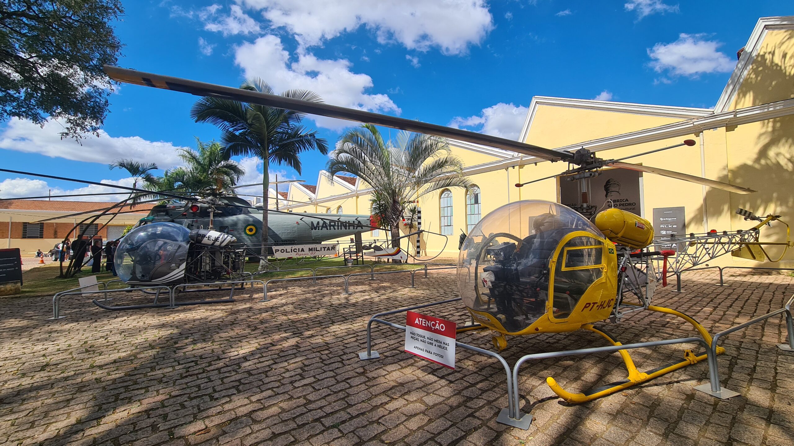 Helicópteros e aviões estacionados no pátio do Museu FAMA, em Itu, SP