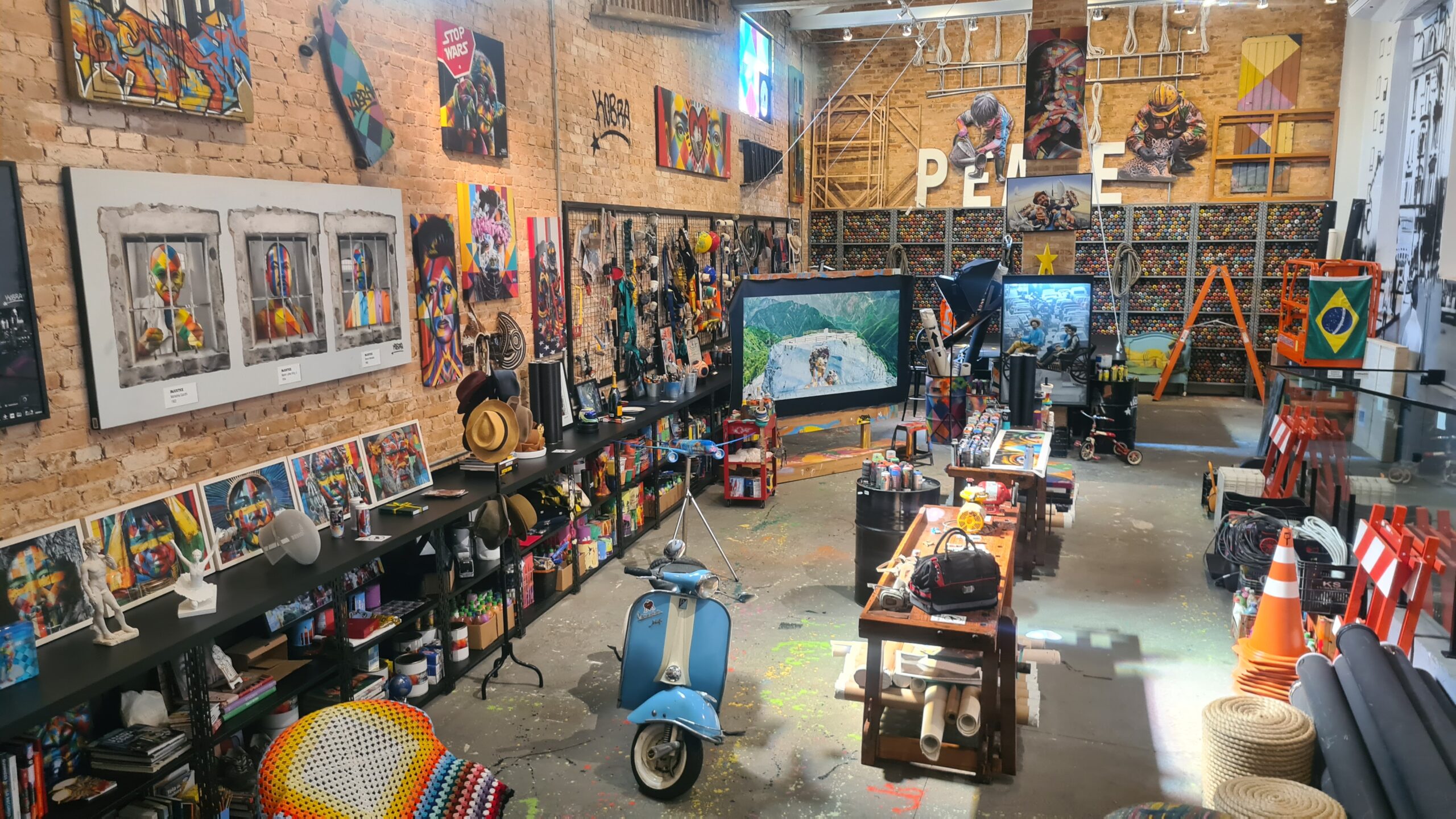 Um panorama da sala de criação do artista, no Atelier Kobra, em Itu
