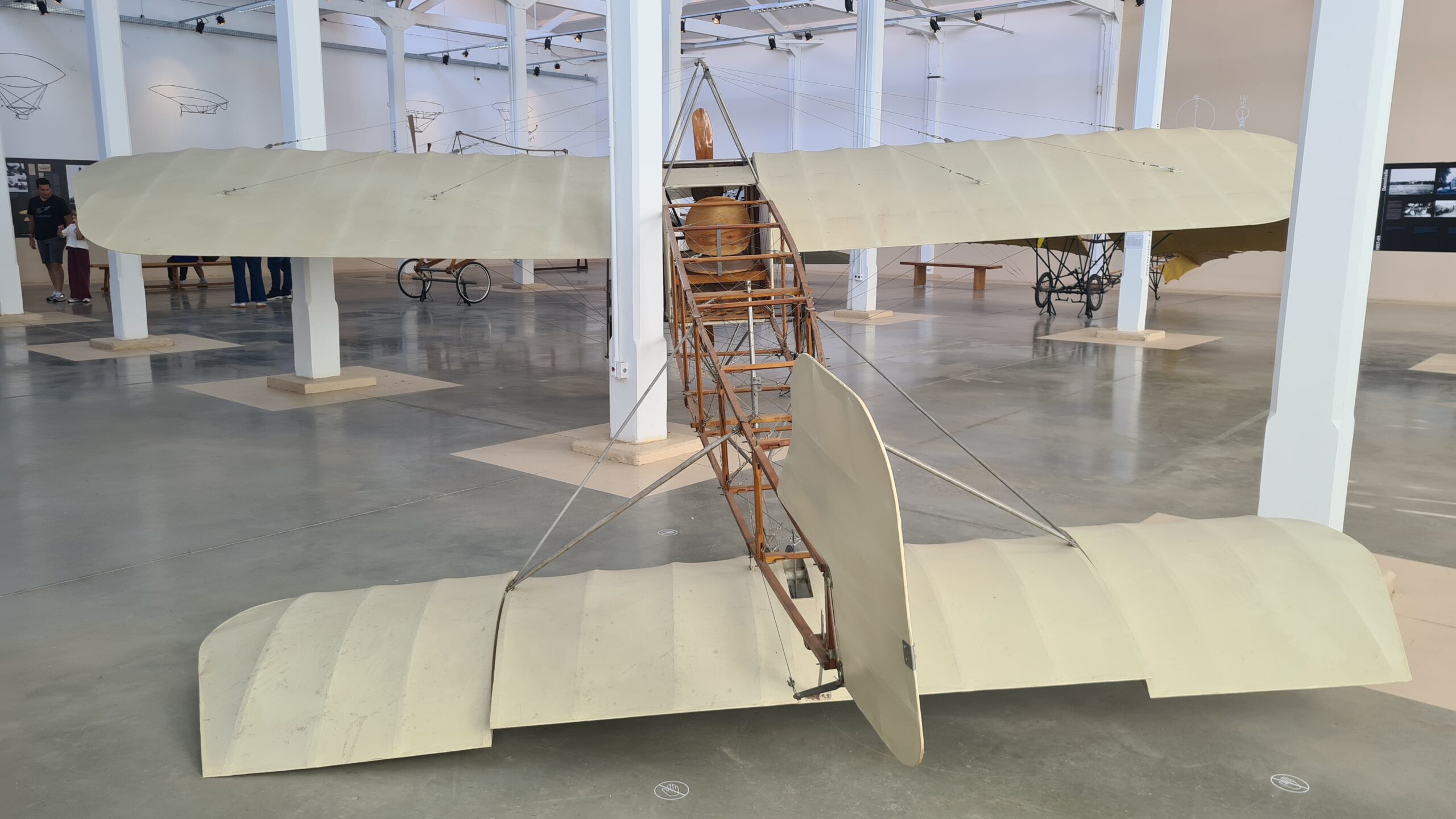 Réplica de um avião de Santos Dumont