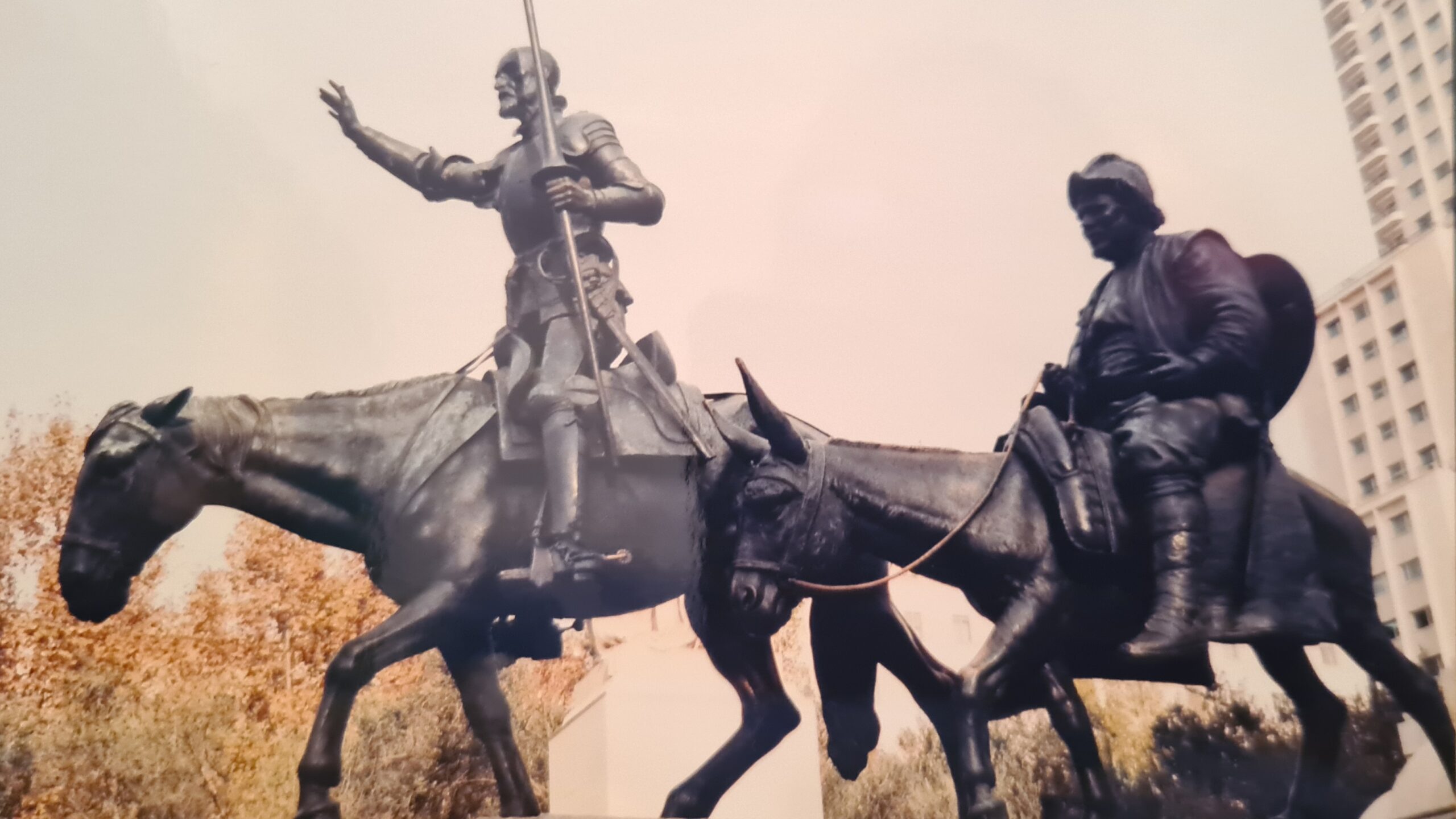 Estatua de Dom Quixote e Sancho Pança na Praça da Espanha, em Madrid